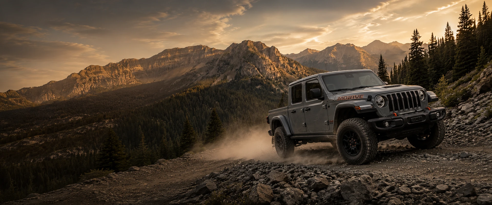 Jeep Gladiator Mojave 4x4 recorriendo caminos de montaña, disponible para renta en Guadalajara con GP Renta de Autos y Camionetas.